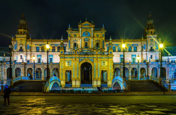 İspanyol şehri Sevilla 'daki Aydınlatılmış Plaza de Espana' nın gece görüşü