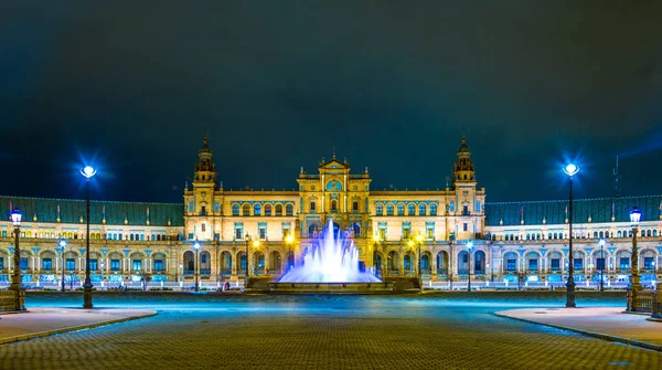 İspanyol şehri Sevilla 'daki Aydınlatılmış Plaza de Espana' nın gece görüşü