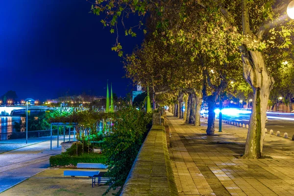 西班牙塞维利亚市瓜达尔基维尔河的照明河岸夜景 — 图库照片