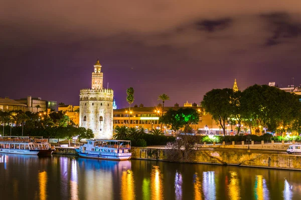 Guadalquivir nehri boyunca uzanan Altın Kule 'nin (Torre del Oro) gece görüşü, Sevilla (Endülüs), İspanya.