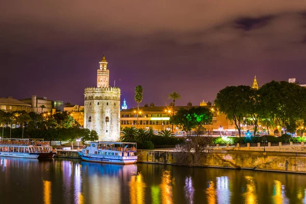 Guadalquivir nehri boyunca uzanan Altın Kule 'nin (Torre del Oro) gece görüşü, Sevilla (Endülüs), İspanya.