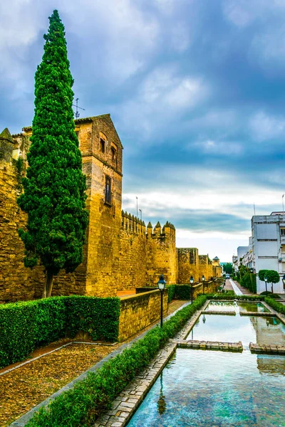 Vista Una Fortificación Con Estanque Artificial Situado Ciudad Española Córdoba —  Fotos de Stock