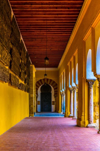 İspanya 'nın Cordoba kentindeki la mazquita katedralinin içindeki turuncu bir bahçeyi çevreleyen koridorun detayları