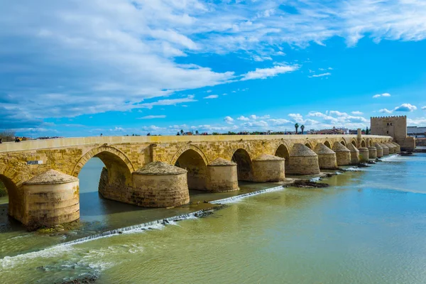 Puente Romano de Cordoba 'nın manzarası. Cordoba' nın İspanya 'daki Quadalquivir nehri üzerindeki Roma köprüsü.