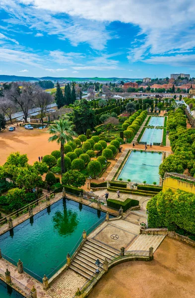 Alcazar de los reyes cristianos bahçelerinin havadan görünüşü - İspanya 'nın Cordoba kentindeki Cristian krallarının kraliyet sarayı