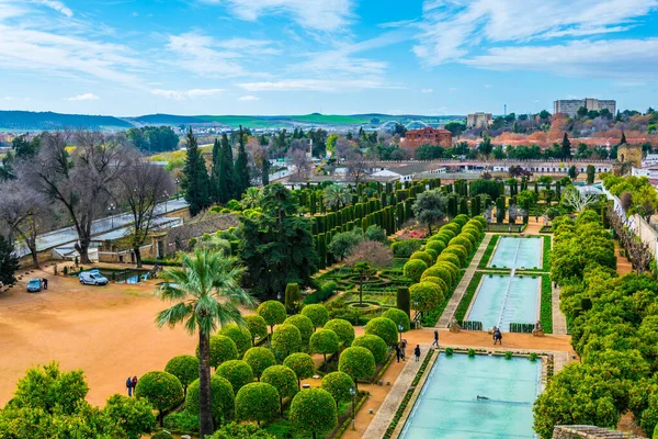 Alcazar de los reyes cristianos bahçelerinin havadan görünüşü - İspanya 'nın Cordoba kentindeki Cristian krallarının kraliyet sarayı