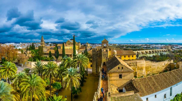 Cordoba 'nın Alcazar de los reyes cristianos' tan görünüşü - Cristian krallarının kraliyet sarayı, İspanya.