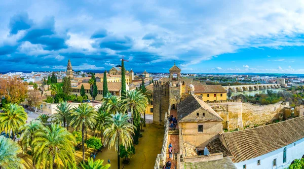 Cordoba 'nın Alcazar de los reyes cristianos' tan görünüşü - Cristian krallarının kraliyet sarayı, İspanya.