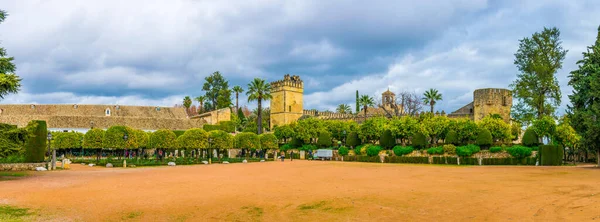 İnsanlar, İspanyol şehri Cordoba 'daki Cristian krallarının kraliyet sarayı olan Alcazar de los Reyes Cristianos' un güzel bahçelerine hayran.