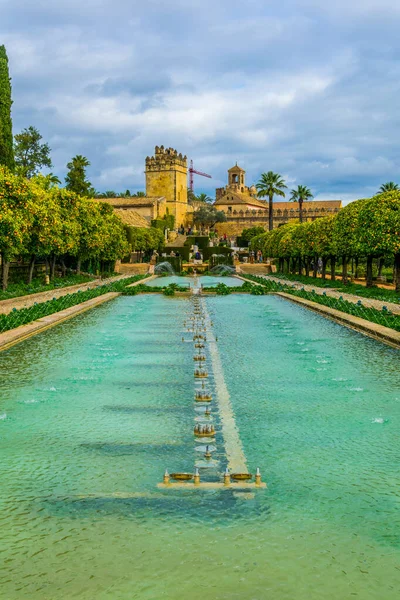 Alcazar de los reyes cristianos 'un güzel bahçeleri. İspanya' nın Cordoba kentindeki Cristian krallarının kraliyet sarayı.