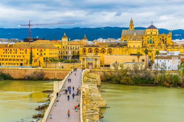 İspanyol şehri Cordoba 'daki Roma köprüsünün arka planında La mezquita katedrali olan havadan görüntüsü.