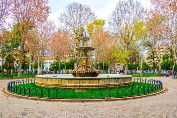 スペインの都市コルドバのジャルダン マーセド庭園内の広場 コロン広場にある噴水 — ストック写真
