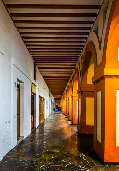 İspanya 'nın Cordoba şehrindeki Plaza de la Corredera' da bulunan turuncu ve beyaz kemer manzarası