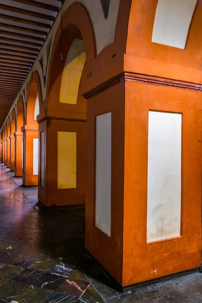 İspanya 'nın Cordoba şehrindeki Plaza de la Corredera' da bulunan turuncu ve beyaz kemer manzarası