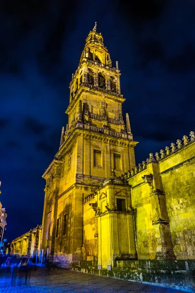 İspanyol şehri Sevilla 'daki mezquita katedralinin Torre del Alminar Çan Kulesi' nin altından insanlar geçiyor.