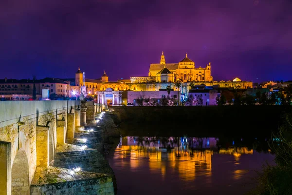 İspanya 'nın Cordoba kentindeki Guadalquivir nehri üzerindeki aydınlık Roma köprüsünün gece görüşü.