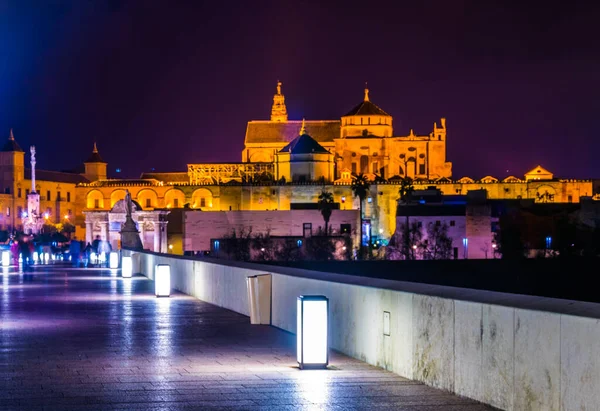 İspanya 'nın Cordoba kentindeki Guadalquivir nehri üzerindeki aydınlık Roma köprüsünün gece görüşü.