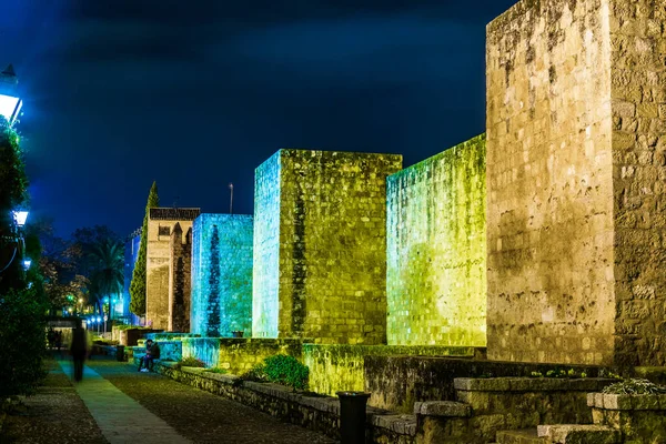 İspanya 'nın Cordoba şehrinde bulunan yapay göletli bir tahkimatın gece görüşü