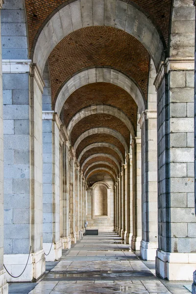 Madrid Kraliyet Sarayı 'nda doğal mermer sütunlarla süslenmiş muhteşem mimari atari salonu.