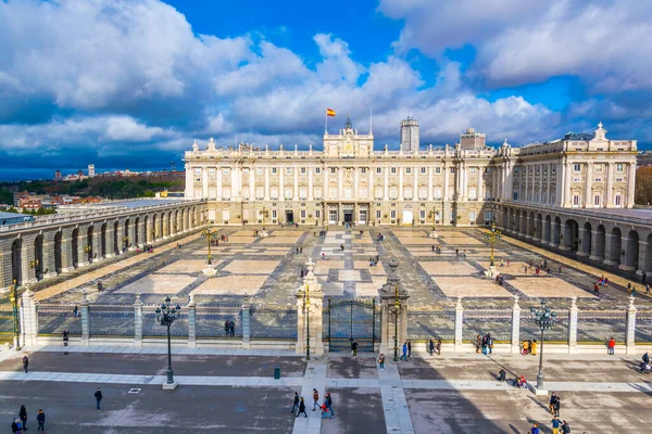 İspanya, Madrid 'deki Kraliyet Sarayı' nın havadan görünüşü.