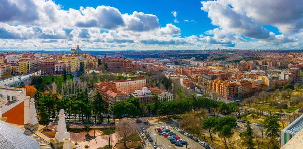 Madrid 'deki Almudea Katedrali' nin tepesinden çekilen Madrid 'in hava görüntüsü.