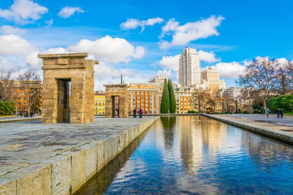 Madrid 'in iş bölgesiyle çevrili Mısır debod tapınağı.