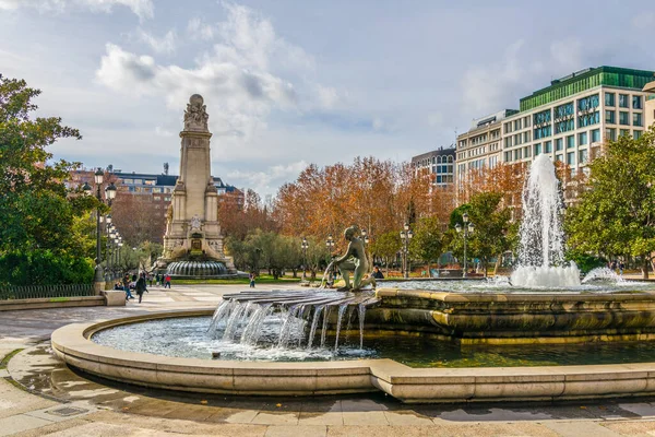 Madrid plazasında bir çeşme ve Cervantes anıtı manzarası.