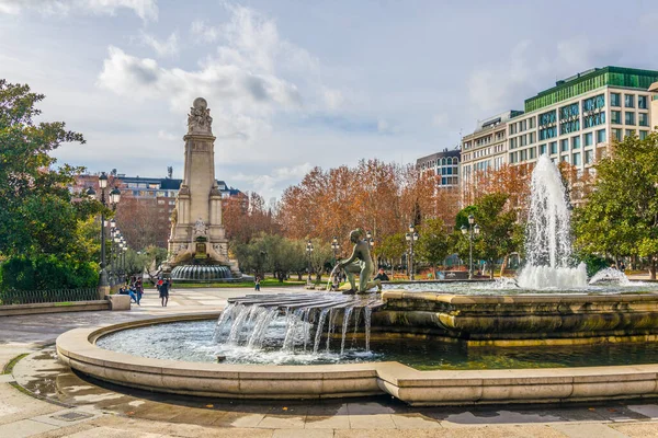 マドリードのスペイン広場にあるセルバンテスの噴水と記念碑の眺め — ストック写真