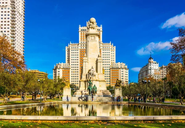 Don Kişot anıt ve Sancho Panzo üzerinde Plaza de Espana, Madrid, İspanya.