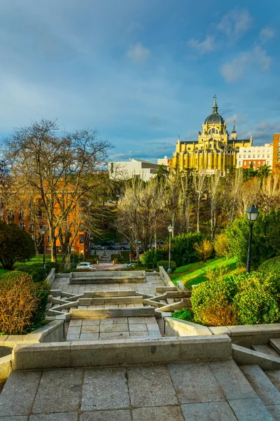 Madrid'da Almudena Katedrali