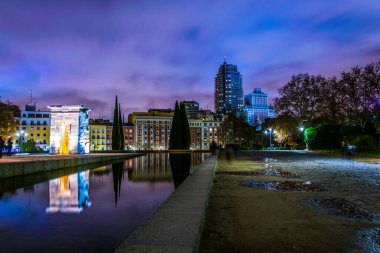 madrid, İspanya, debod Tapınağı de üzerinden günbatımı
