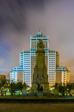 Madrid 'deki Plaza de Espana Meydanı' ndaki ünlü gökdelenin gece manzarası.