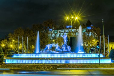 Madrid 'deki aydınlık neptun çeşmesinin gece manzarası