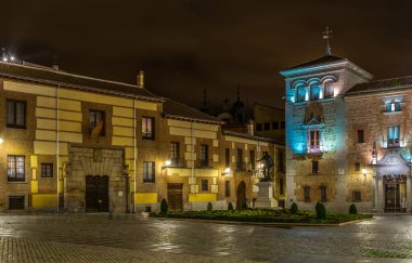 Madrid 'deki Plaza de La Villa' nın gece manzarası