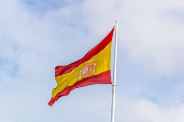 İspanyol bayrağı Amerika 'nın Keşfi Anıtı' nın üzerinde dalgalanıyor..