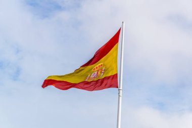 İspanyol bayrağı Amerika 'nın Keşfi Anıtı' nın üzerinde dalgalanıyor..