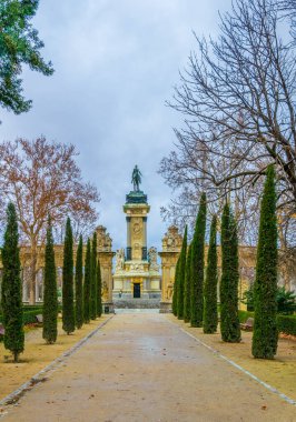 Kral XII. Alfonso Anıtı İspanya 'nın Madrid şehrinde yer almaktadır..