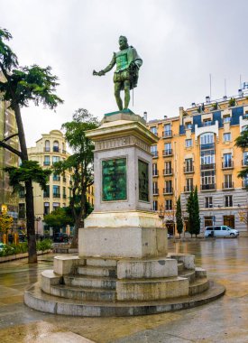 Miguel de Cervantes 'in heykeli - Madrid Plaza de las Cortes' te İspanyol romancı, şair ve oyun yazarı.