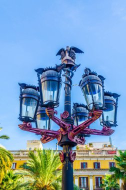 İspanya 'nın Barcelona kentindeki Placa Reial' da bulunan bir sokak lambasının görüntüsü