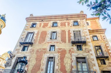  İspanya 'nın Barselona şehrinin tarihi merkezinde güzel görünüşlü bir bina.