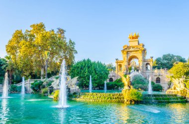 Barcelona, İspanya 'daki Ciutadella Parkı' ndaki Cascada anıtsal çeşmesi.