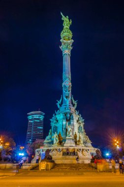 İspanya Barselona 'daki anıtın gece manzarası.