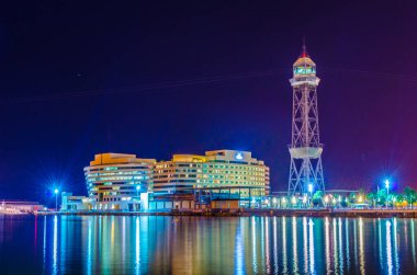 Barcelon 'daki aydınlanmış dünya ticaret merkezinin gece görüşü