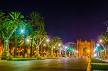 İspanya, Barselona 'daki Zafer Kemeri' nin Gece Görüşü