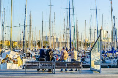 Bir grup insan Barselona, Spai 'deki Vell limanının keyfini çıkarıyor.