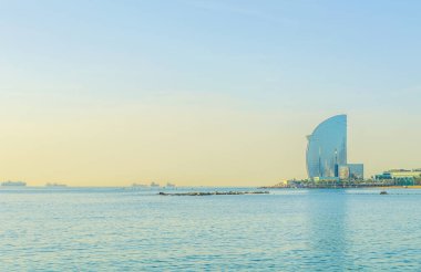 Kargo gemileri Barselona limanına doğru ilerliyor.