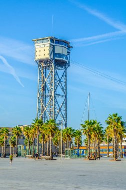 Barceloneta plajını ve Barselona, Spai 'deki Montjuic Hill' i birbirine bağlayan teleferiğin görüntüsü.