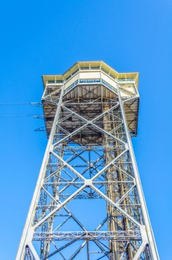 Barceloneta plajını ve Barselona, Spai 'deki Montjuic Hill' i birbirine bağlayan teleferiğin görüntüsü.