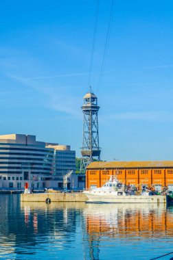 Barceloneta plajını ve Barselona, Spai 'deki Montjuic Hill' i birbirine bağlayan teleferiğin görüntüsü.