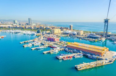 Torre del rellotg 'un hakim olduğu Barcelona limanının görünümü